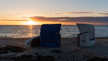 Zonsondergang op het strand met strandstoelen en uitzicht op zee van Jens Sessler