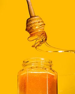 Photographie alimentaire de tourbillon de miel abstrait sur butfirstsalt