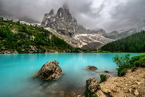 Der Sorapissee in den Dolomiten an einem bewölkten Frühlingstag