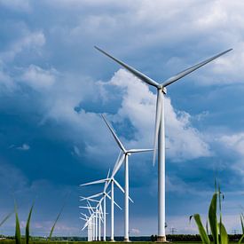 Windmolens met donkere wolken van Edwin van der Kooij