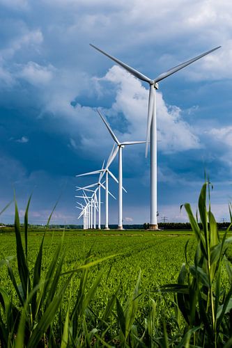 Windmolens met donkere wolken