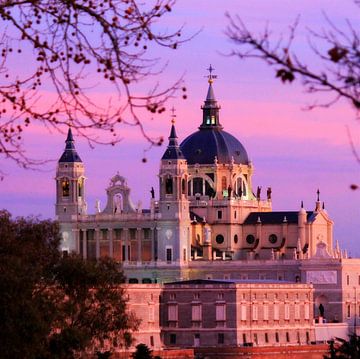 Almudena kathedraal Madrid zonsondergang van Daniel van Delden