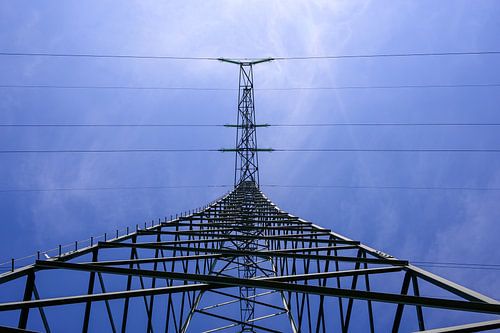 Kleurrijke Elektriciteitsmast - Industrieel Landschap