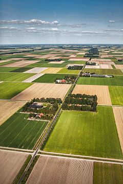 Luftaufnahme von Bauernhöfen im Noordoostpolder