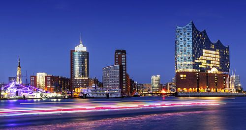 Skyline van Hamburg op blauw uur - havenstad en Elbphilharmonie met passerend schip
