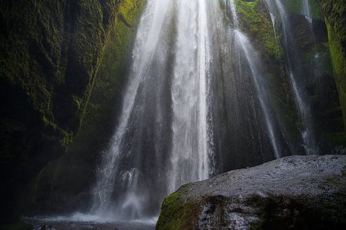 Wasserfall in einer Höhle in Island