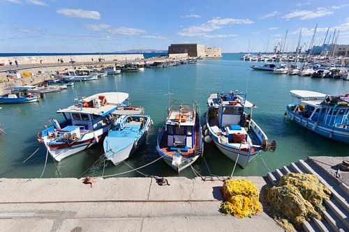 Kleurrijke houten vissersbootjes in de haven van Heraklion op Kreta