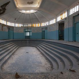 Bath house in decay van Ben van Sambeek