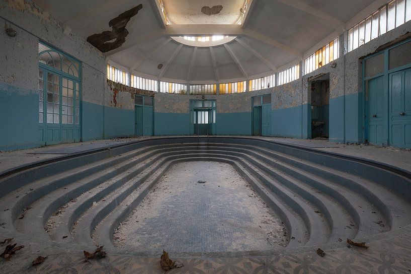 Bath house in decay van Ben van Sambeek