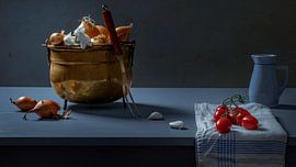 Nature morte d'une marmite en cuivre avec oignon et tomate sur Willy Sengers