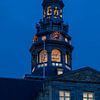 De klokkentoren van het stadhuis in Maastricht tijdens het blauwe uur van Kim Willems