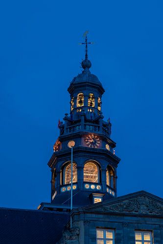 Der Glockenturm des Rathauses in Maastricht während der blauen Stunde