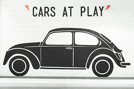 Schwarzer Volkswagen Käfer auf weißer Wand von Jan van Dasler