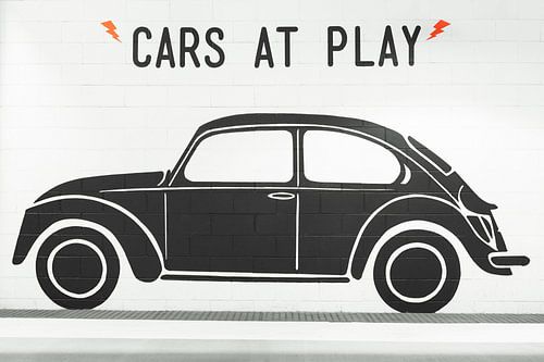 Zwarte Volkswagen Kever op witte muur