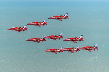 Die 9 BAe Hawk-Flugzeuge der Red Arrows in Aktion auf der Eastbourne International Airshow 2014. von Jaap van den Berg