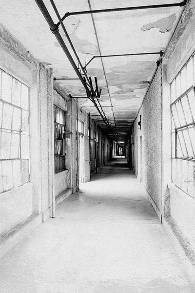 Korridor im verlassenen Krankenhaus von Chantal Kielman