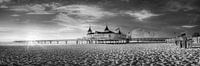 Ahlbeck Strand auf Usedom an der Ostsee. Schwarzweiss Bild. von Manfred Voss, Schwarz-weiss Fotografie Miniaturansicht