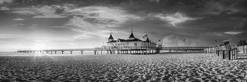 Ahlbeck strand op Usedom aan de Oostzee. Zwart-wit foto.