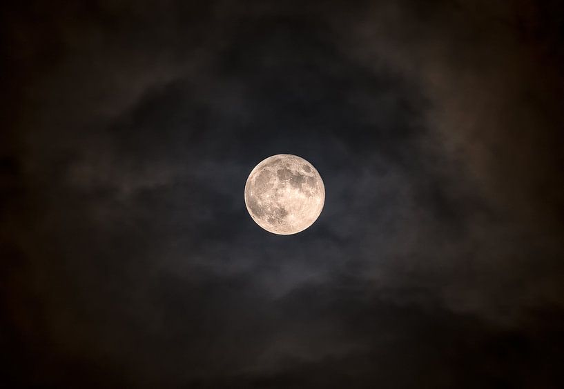 Supermond mit Wolken von Wad of Wonders