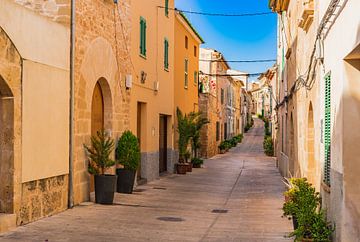 Straat in de oude stad van Alcudia op het eiland Mallorca, Spanje Balearen van Alex Winter