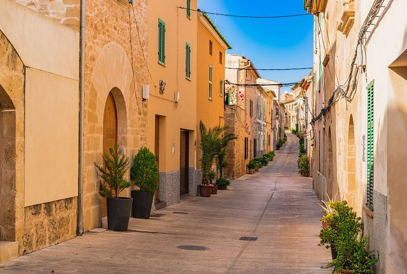 Rue de la vieille ville d'Alcudia sur l'île de Majorque, Espagne Îles Baléares par Alex Winter