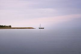 Abendliche Stille bei Schellinkhout | Klassische Tjalk auf dem Markermeer von Dylan Winter Visuals