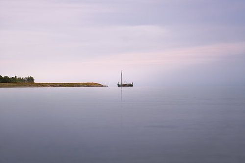 Le calme du soir à Schellinkhout | Un tjalk classique sur le Markermeer
