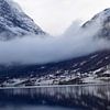 Wolken über schneebedeckten Bergen am Vangsee in Norwegen von Aagje de Jong