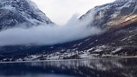 Wolk boven besneeuwde bergen bij het meer van Vang in Noorwegen van Aagje de Jong thumbnail
