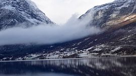 Nuage au-dessus de montagnes enneigées au lac Vang en Norvège sur Aagje de Jong