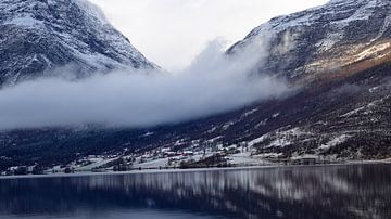Wolk boven besneeuwde bergen bij het meer van Vang in Noorwegen van Aagje de Jong