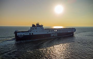 DFDS Veerboot glijdt rustig over kalme zee tijdens vurige zonsondergang: een magisch moment van kleur, reflectie en serene schoonheid vastgelegd vanuit vogelperspectief van byphotographyms