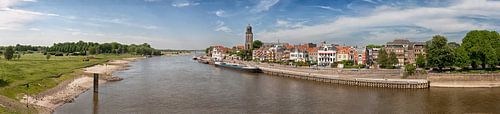 Panorama van de Deventer skyline met rivier de IJssel