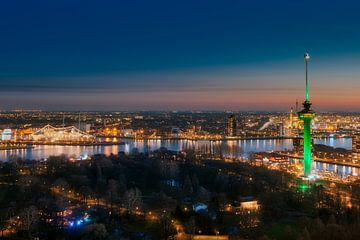 De Euromast in Rotterdam tijdens zonsondergang by Roy Poots