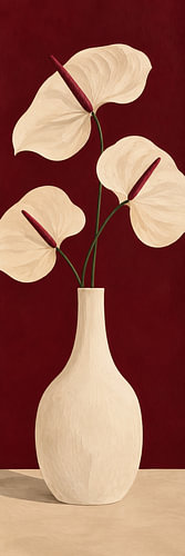 Des anthuriums crème dans une pièce bordeaux