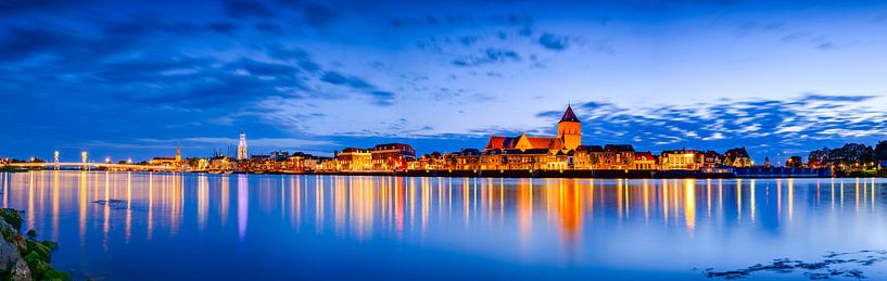 Panorama van de stad Kampen vanaf de IJssel in de avond van Sjoerd van der Wal Fotografie