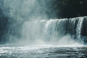 Waterval omhuld door nevel en mist van Imperial Art House