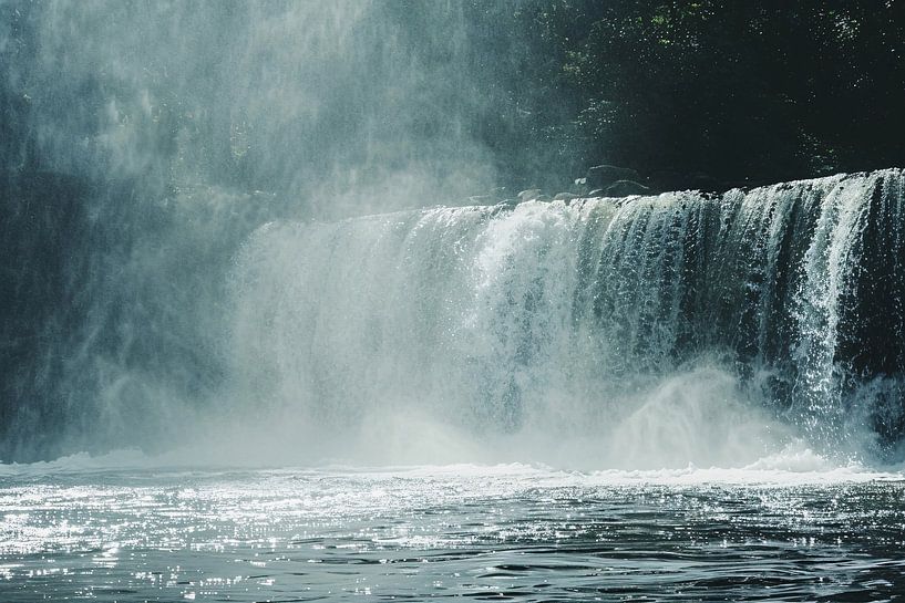 Wasserfall umhüllt von Nebel und Dunst von Imperial Art House
