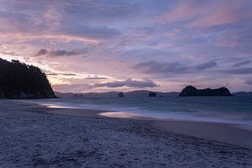 Coucher de soleil sur la plage de Hahei sur Ton de Koning