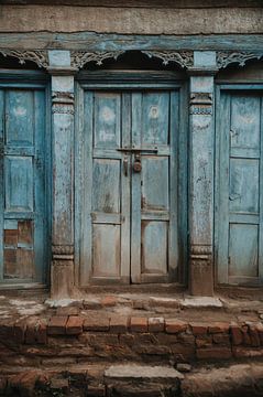 Oude, blauwe, houtgesneden deur in Nepal van Ayla Maagdenberg