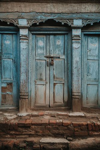 Vieille porte en bois bleu sculptée au Népal