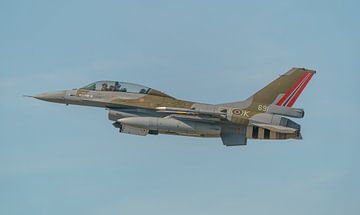 Take-off van een Noorse F-16BM Fighting Falcon. van Jaap van den Berg