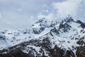 Sneeuw op de bergtoppen, Splugenpass van Nynke Altenburg