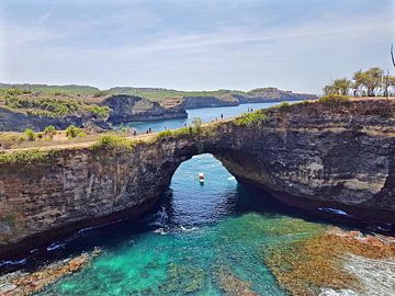 Luchtfoto van Broken Beach op Nusa Penida in Indonesie van Eye on You