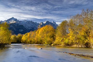Herbststimmung an der Loisach mit Alpspitze und Zugspitze