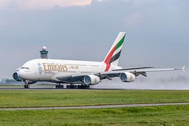 L'Airbus A380 d'Emirates (A6-EEW) sur le Polderbaan. sur Jaap van den Berg