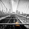 New Yorks Yellow Cab op Brooklyn Bridge van Michael Bollen