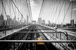 New Yorks Yellow Cab op Brooklyn Bridge van Michael Bollen