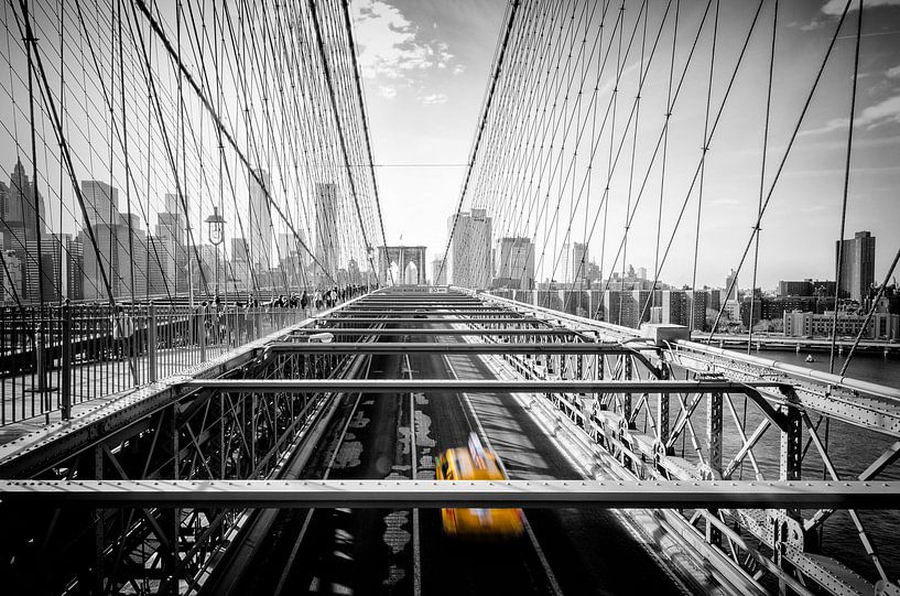 New Yorks Gelbes Taxi auf der Brooklyn Bridge von Michael Bollen