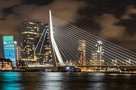 25 jaar De Zwaan, Erasmusbrug in Rotterdam, in de avond van Karin Riethoven thumbnail